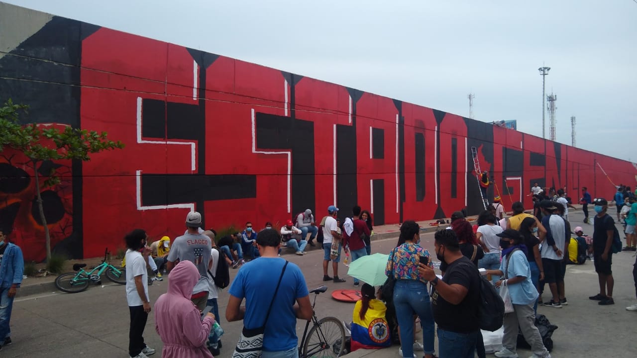 Mural gigante pintado por más de 200 jóvenes en la Circunvalar