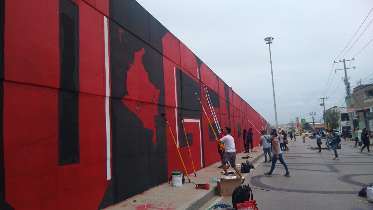 Mural gigante pintado por más de 200 jóvenes en la Circunvalar