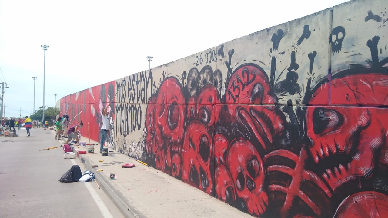 Mural gigante pintado por más de 200 jóvenes en la Circunvalar