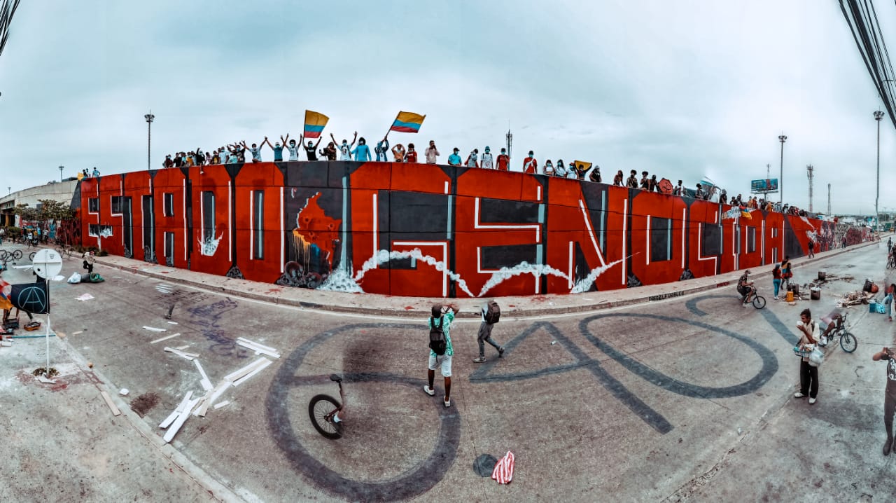 Mural gigante pintado por más de 200 jóvenes en la Circunvalar