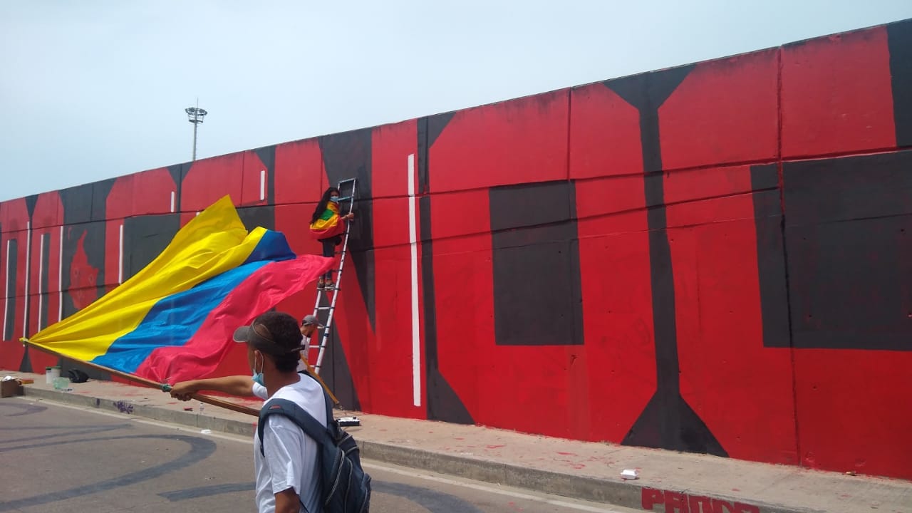 Mural gigante pintado por más de 200 jóvenes en la Circunvalar