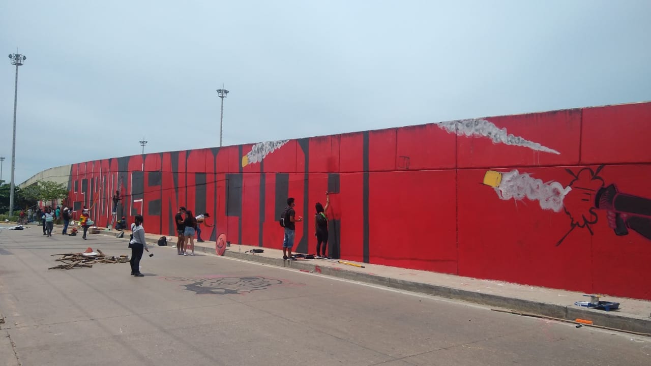 Mural gigante pintado por más de 200 jóvenes en la Circunvalar