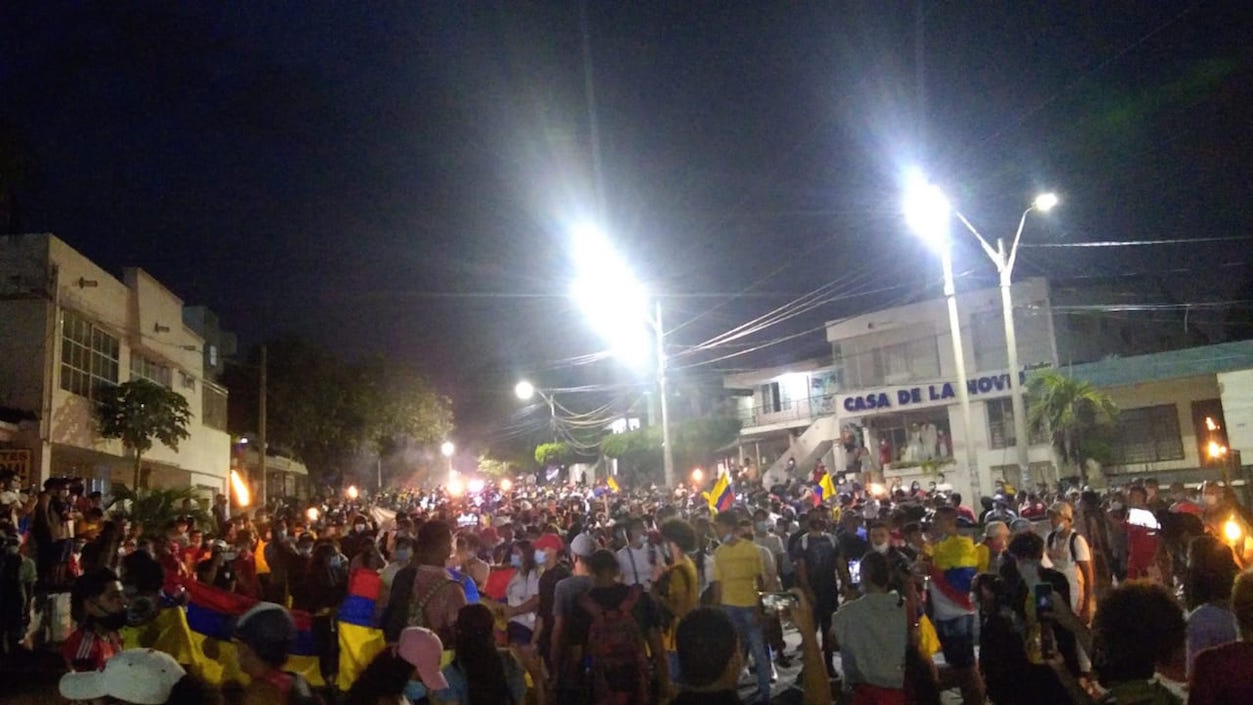 Participantes en la marcha de antorchas.