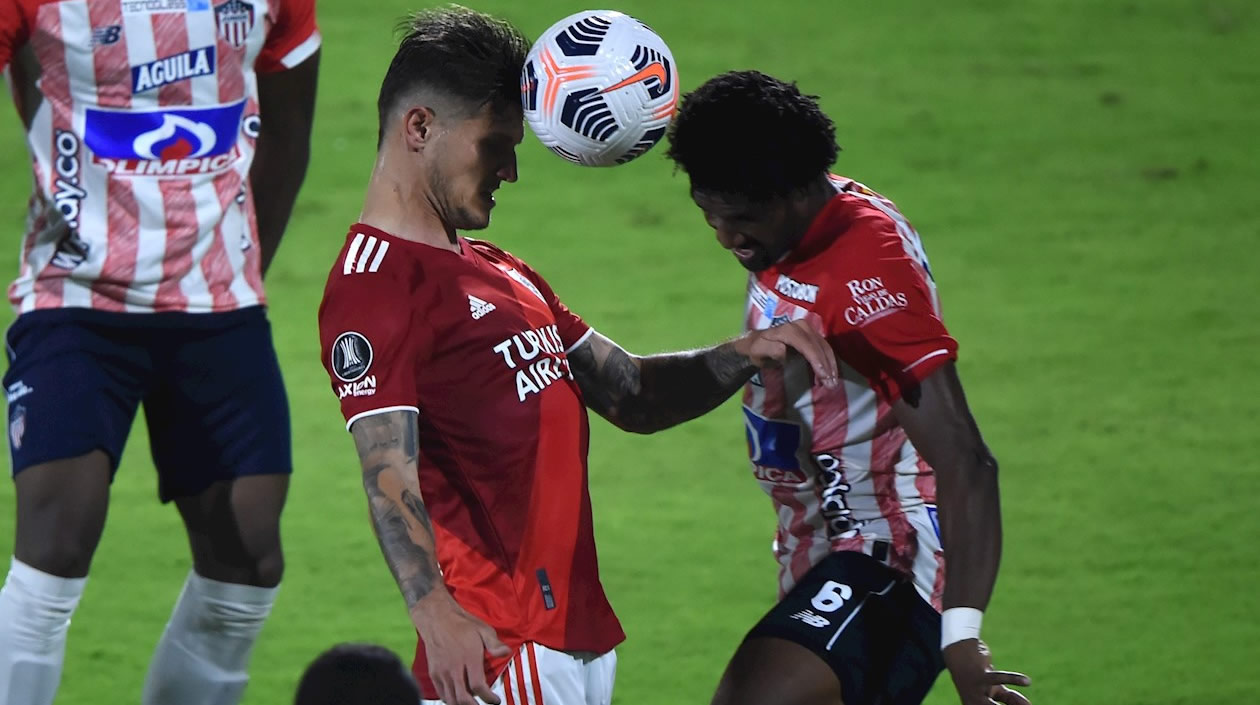 Didier Moreno controlando el ataque argentino.