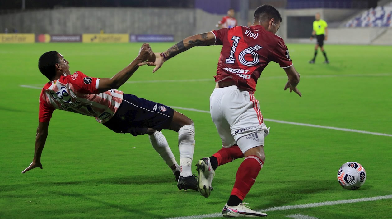 Gabriel Fuentes despejando un avance del River.