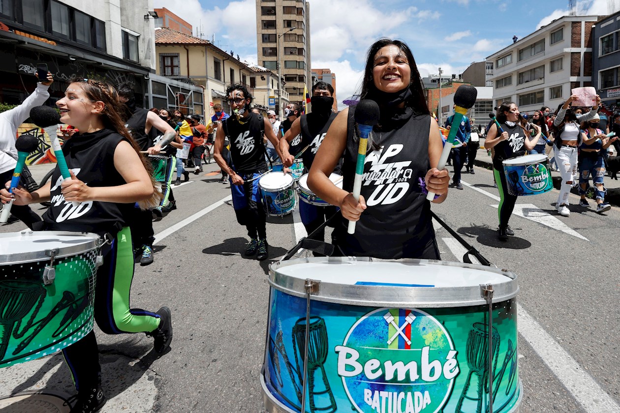 Jóvenes marchan hoy contra la violencia policial y contra las políticas del Gobierno de Iván Duque, por la avenida Séptima en Bogotá (Colombia). 