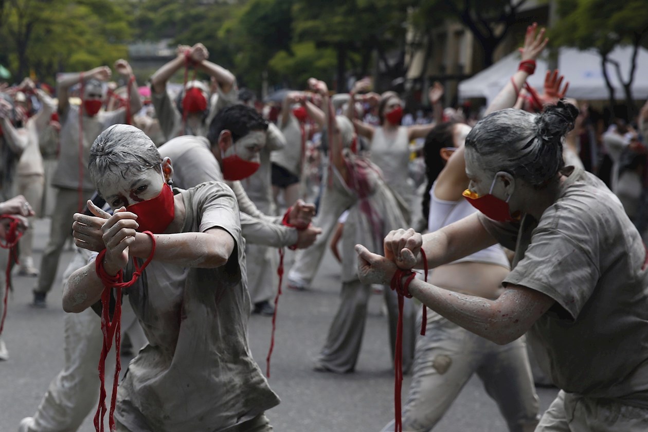 Artistas realizan hoy el performance "El arte resiste" durante una nueva jornada de protestas contra la violencia policial y contra las políticas del Gobierno de Iván Duque, en el Parque de los Deseos, popularmente renombrado Parque Resistencia, en Medellín (Colombia). 