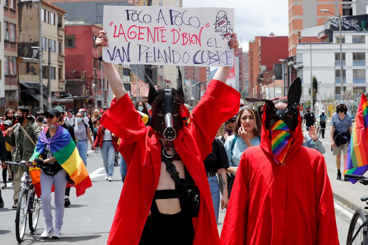Personas marchan hoy contra la violencia policial y contra las políticas del Gobierno.