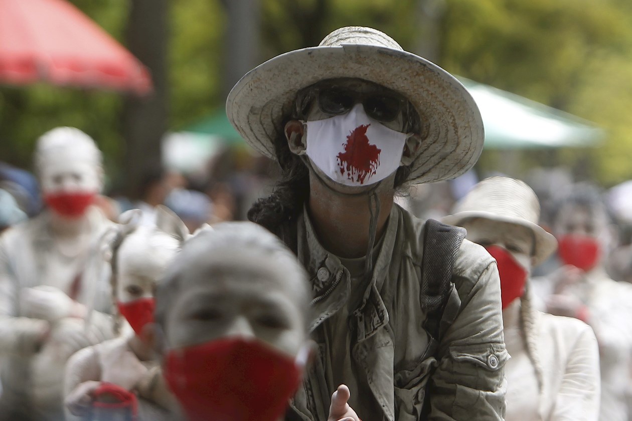 Artistas realizan hoy el performance "El arte resiste" durante una nueva jornada de protestas contra la violencia policial y contra las políticas del Gobierno de Iván Duque, en el Parque de los Deseos, popularmente renombrado Parque Resistencia, en Medellín.