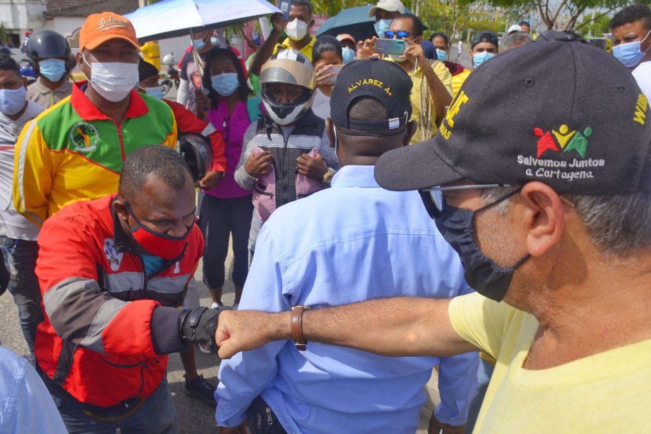 Alcalde William Dau saluda a un manifestante.