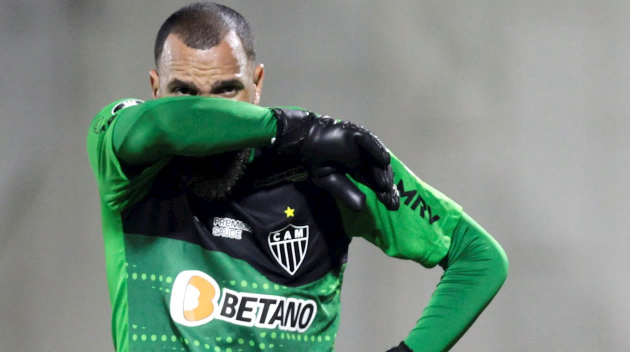 El arquero Everson afectado por los gases.