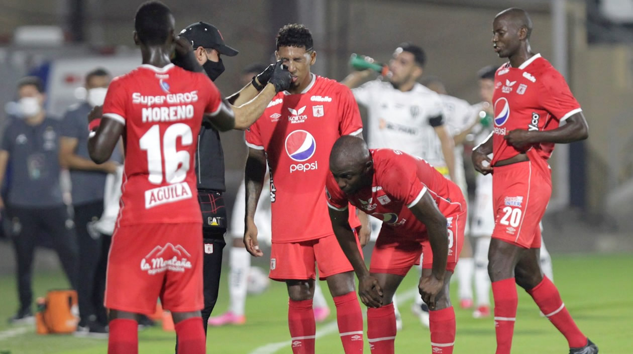 Jugadores afectados por los gases lacrimógenos.