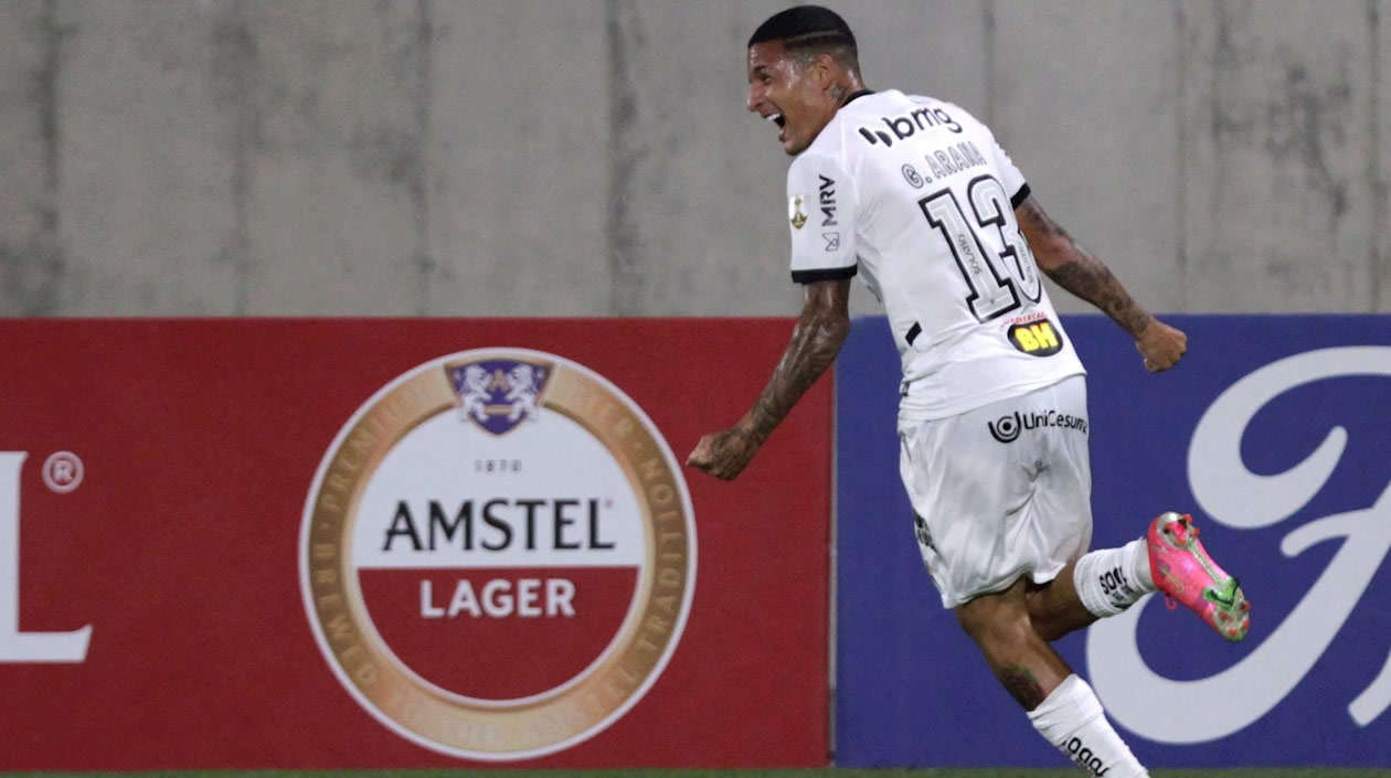 Arana celebrando su gol.