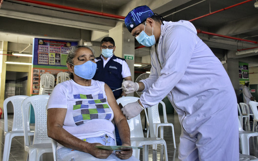 Vacunación de una adulta mayor en Las Malvinas
