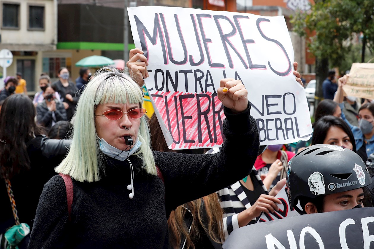  Varias mujeres protestan frente a un Comando de Atención Inmediata (CAI).