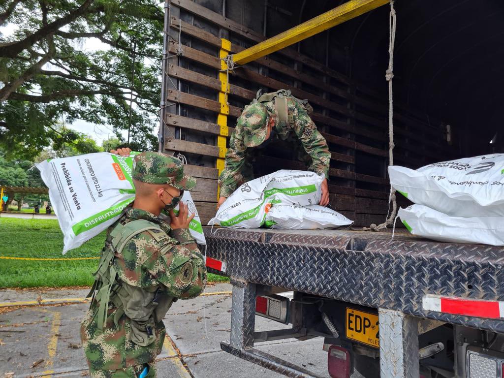 Con  el apoyo de siete camiones del Ejército Nacional, el Instituto Colombiano de Bienestar Familiar logró movilizar 64 toneladas de bienestarina, producida en la planta de Cartago, Valle del Cauca, que no habían podido ser distribuidas a causa de los bloqueos presentados en distintas carreteras del país.   La Directora General del Instituto Colombiano de Bienestar Familiar, Lina Arbeláez, agradeció el apoyo del Ejército Nacional y confió en que, en adelante, la tarea se siga cumpliendo sin interrupciones. 