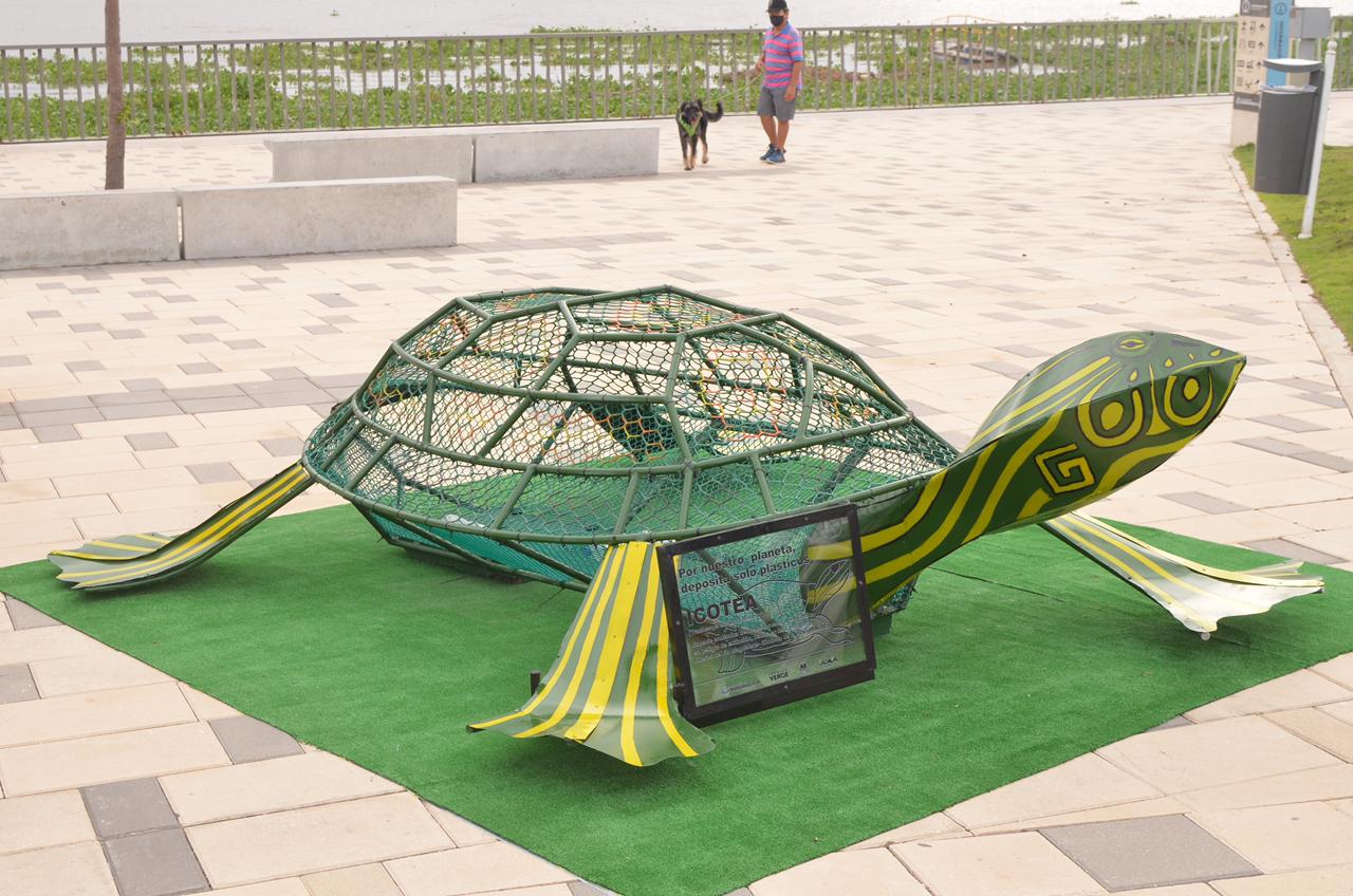 Comunicaciones Triple A. Caneca escultura en forma de icotea.