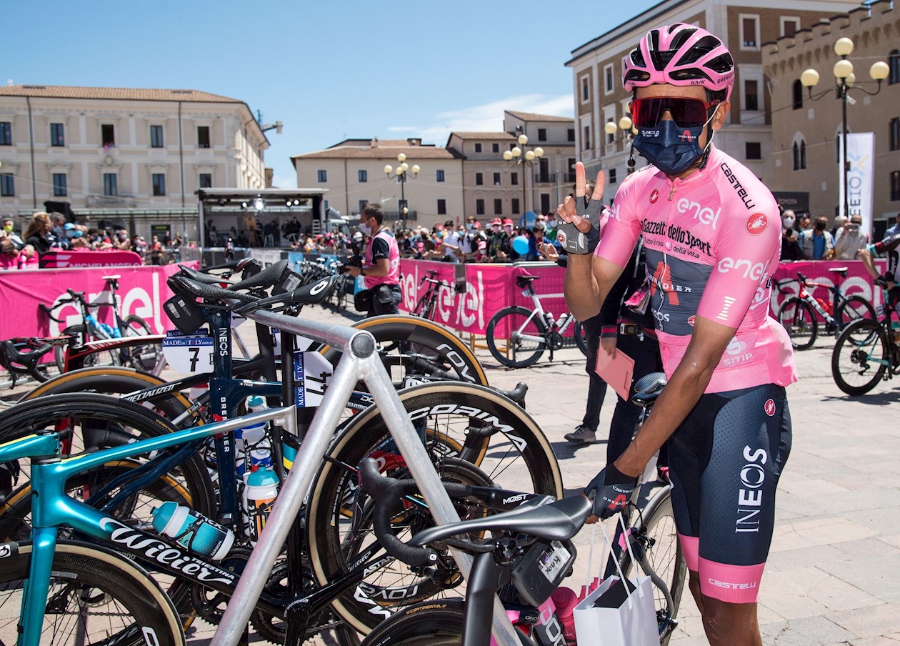 Egan Bernal antes de partir en la etapa 10 del Giro.