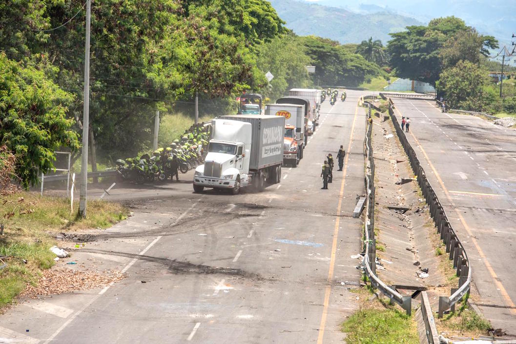 Desbloqueo de la vía Cali - Buga, una de las zonas más afectadas.