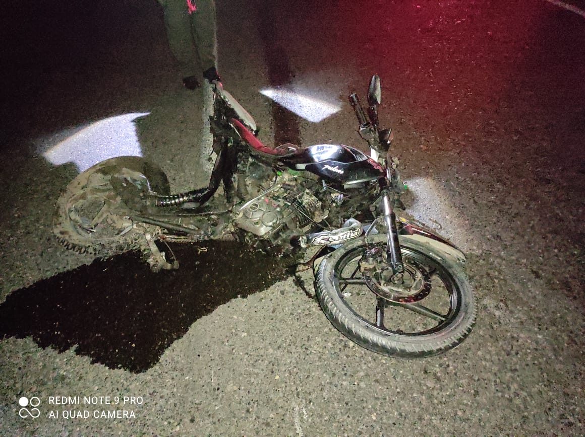 La motocicleta en donde se movilizaba en el patrullero. 