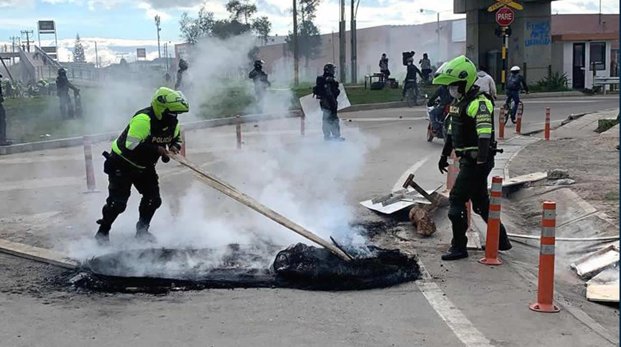 La Policía Nacional despejando zonas de bloqueos.