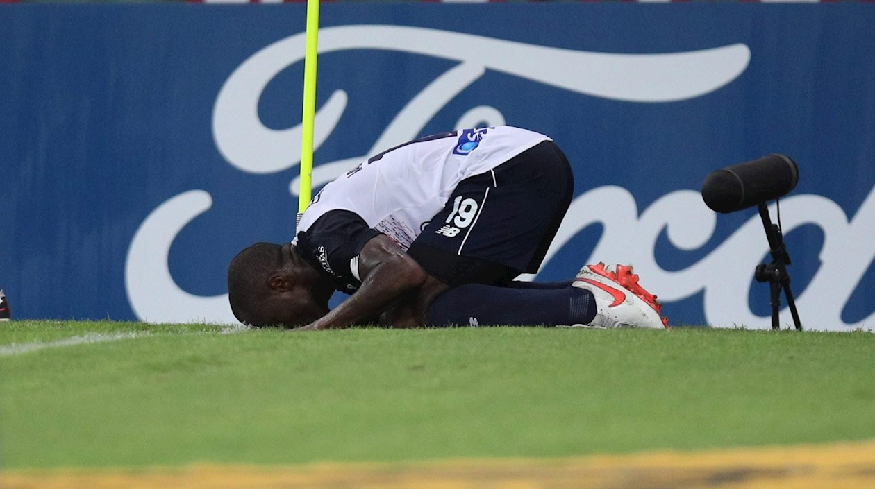 Festejo de Carmelo Valencia del 1-0 ante Fluminense.