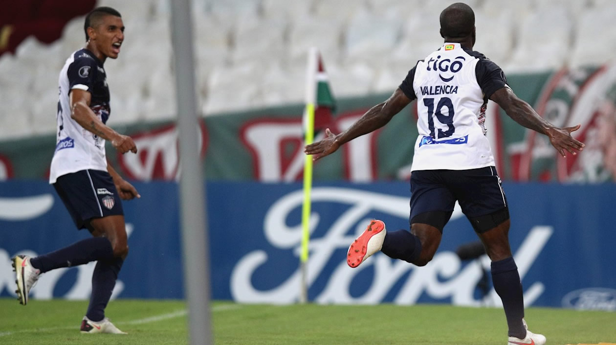 Gabriel Fuentes y Carmelo Valencia celebrando.