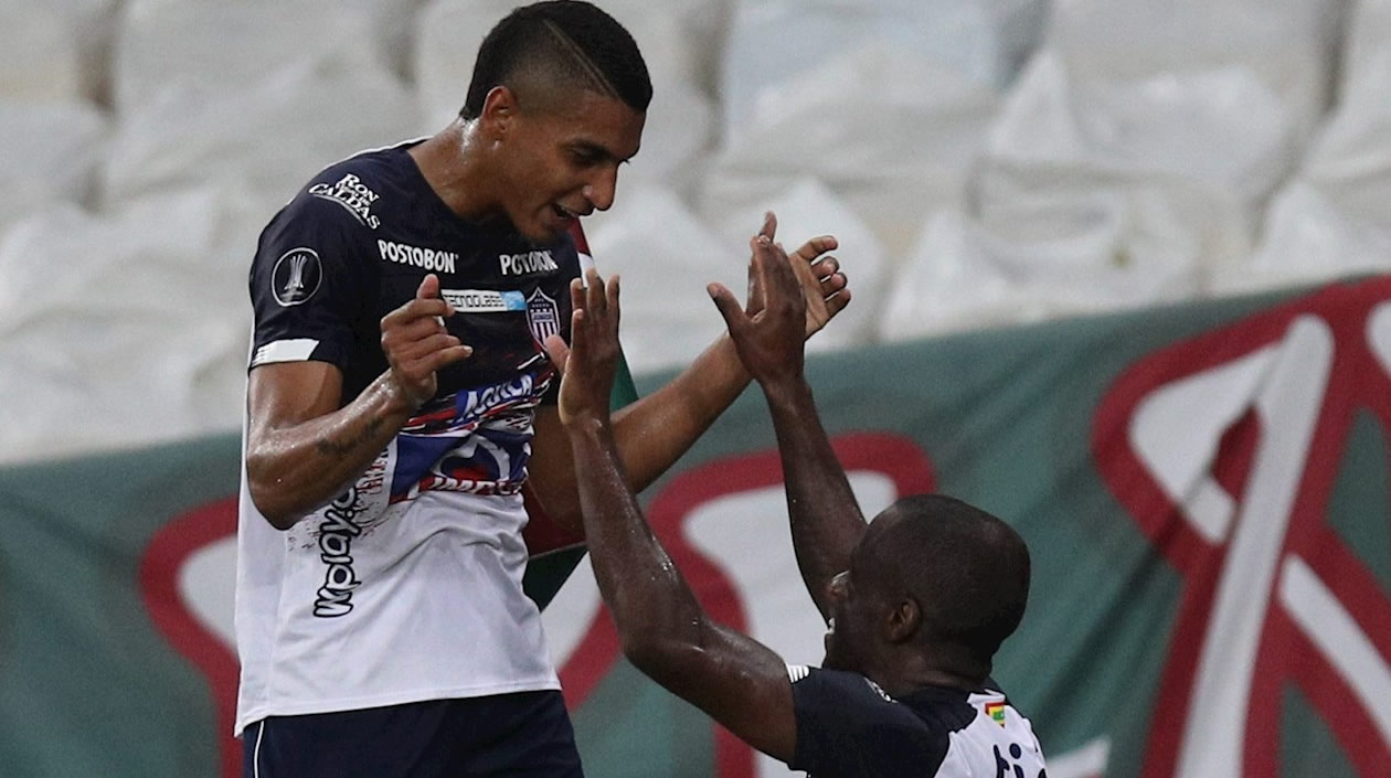 Gabriel Fuentes y Carmelo Valencia celebrando el 1-0.