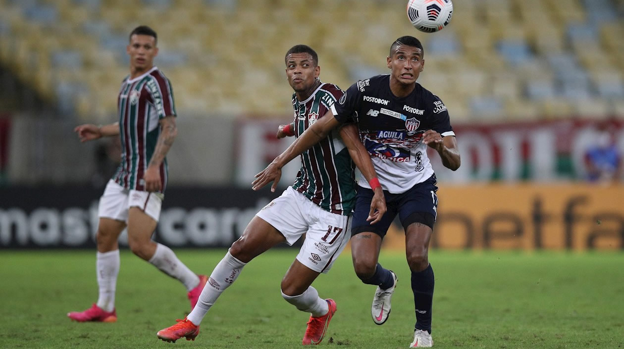 Gabriel Fuentes neutralizando una ofensiva de Caio Paulista.