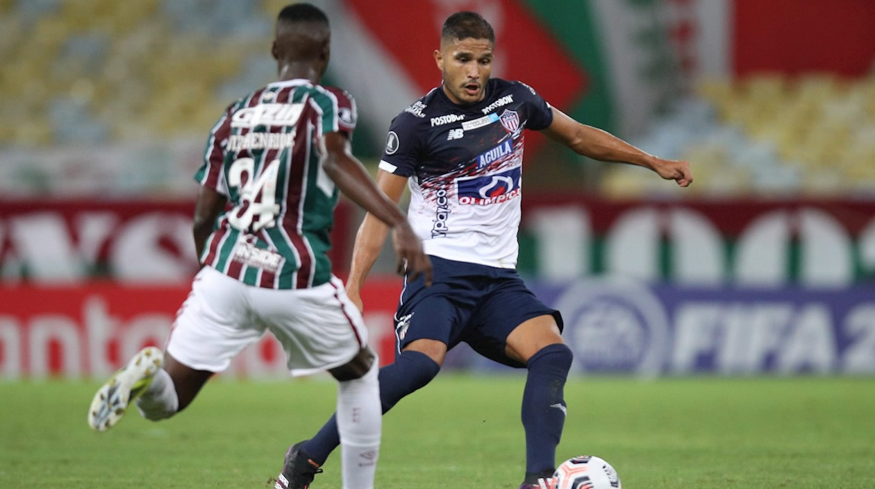 Larry Vásquez enfrentando la marca de Luis Henrique.