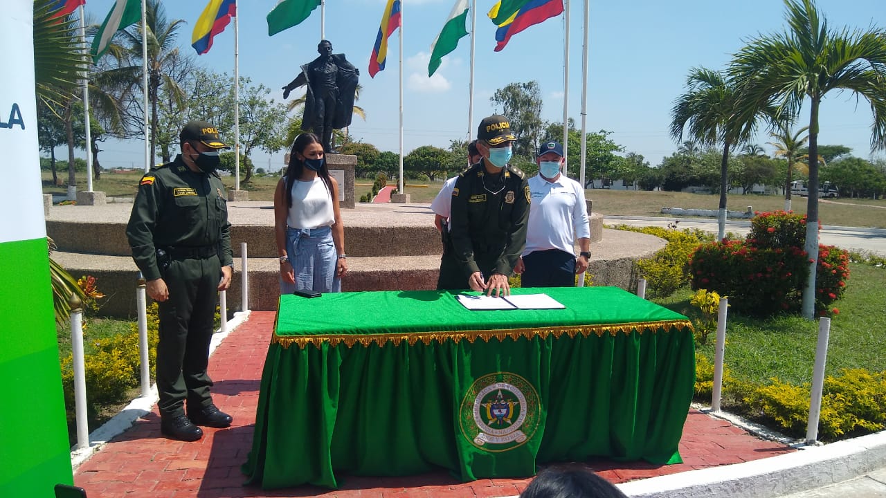 El brigadier general Diego Hernán Rosero Giraldo, comandante de la Policía Metropolitana de Barranquilla, durante la firma del convenio.