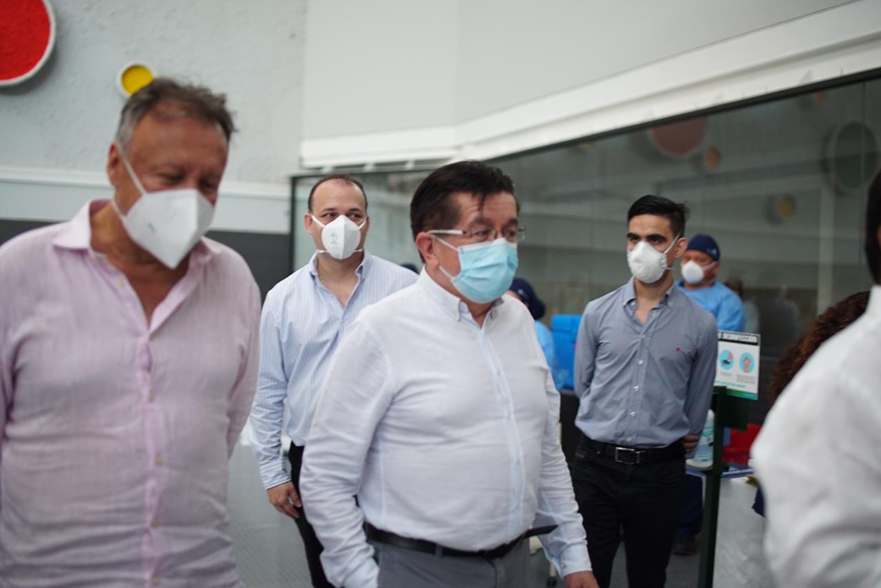 El viceministro y el ministro de salud en el nuevo puesto de vacunación.