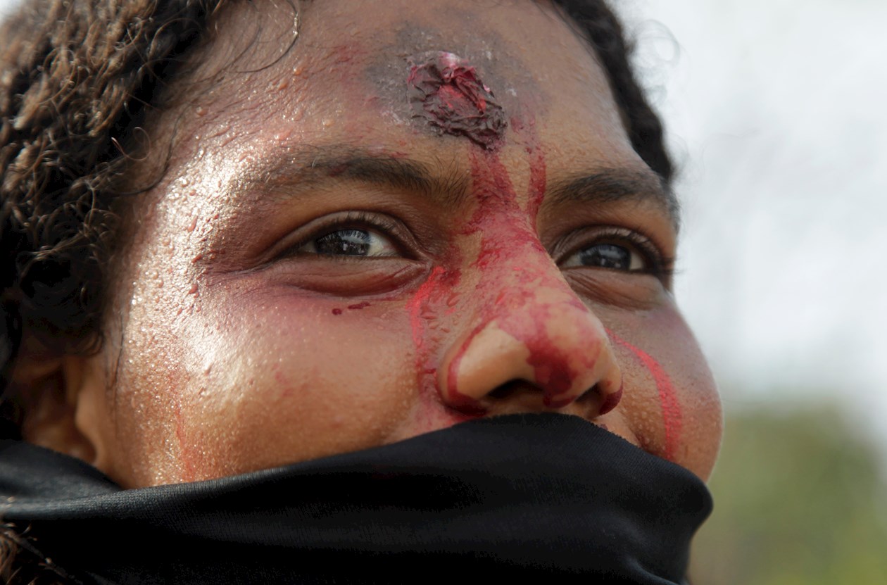 Performance de "Un violador en tu camino" en estación de Policía de Cartagena.