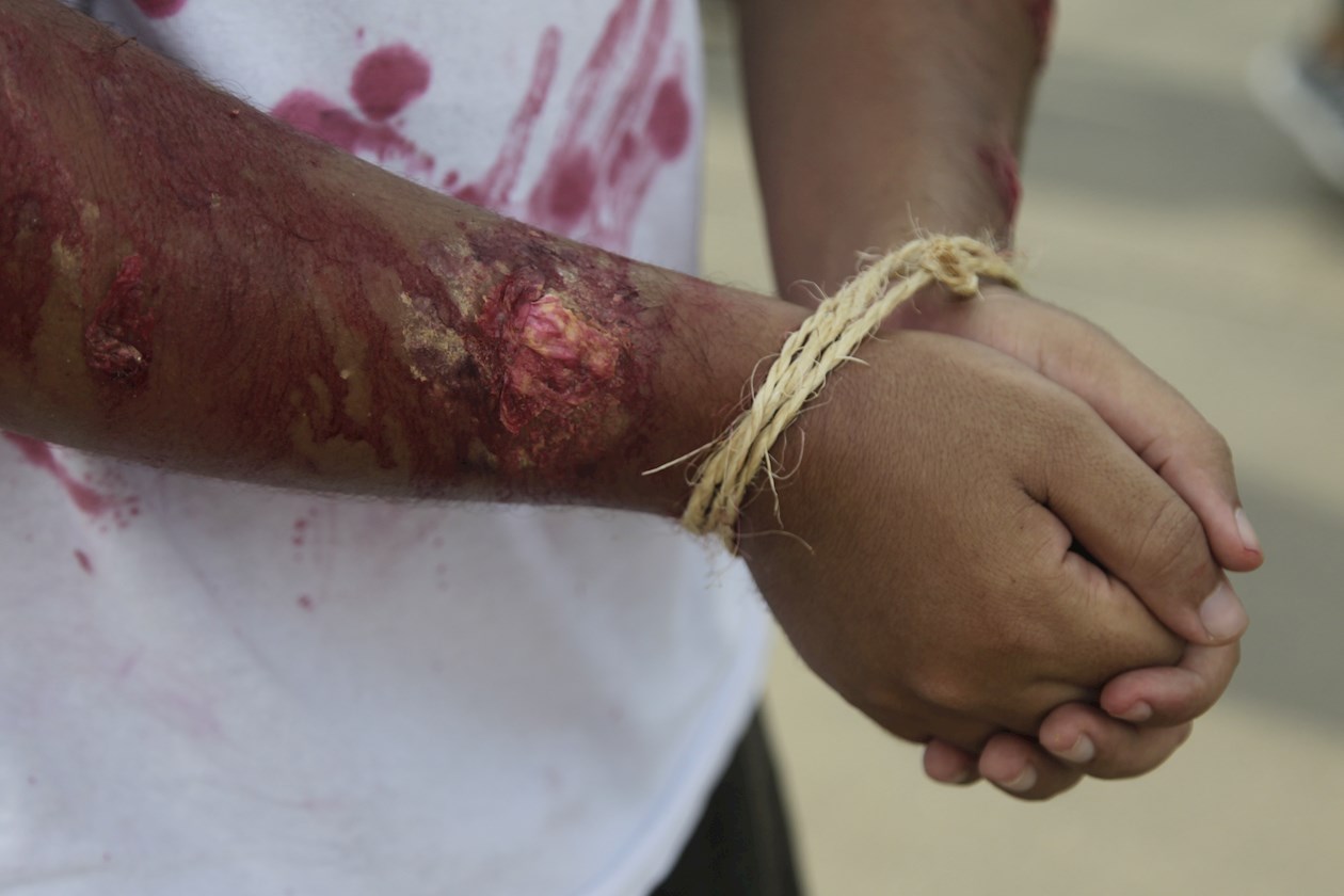 Performance de "Un violador en tu camino" en estación de Policía de Cartagena.