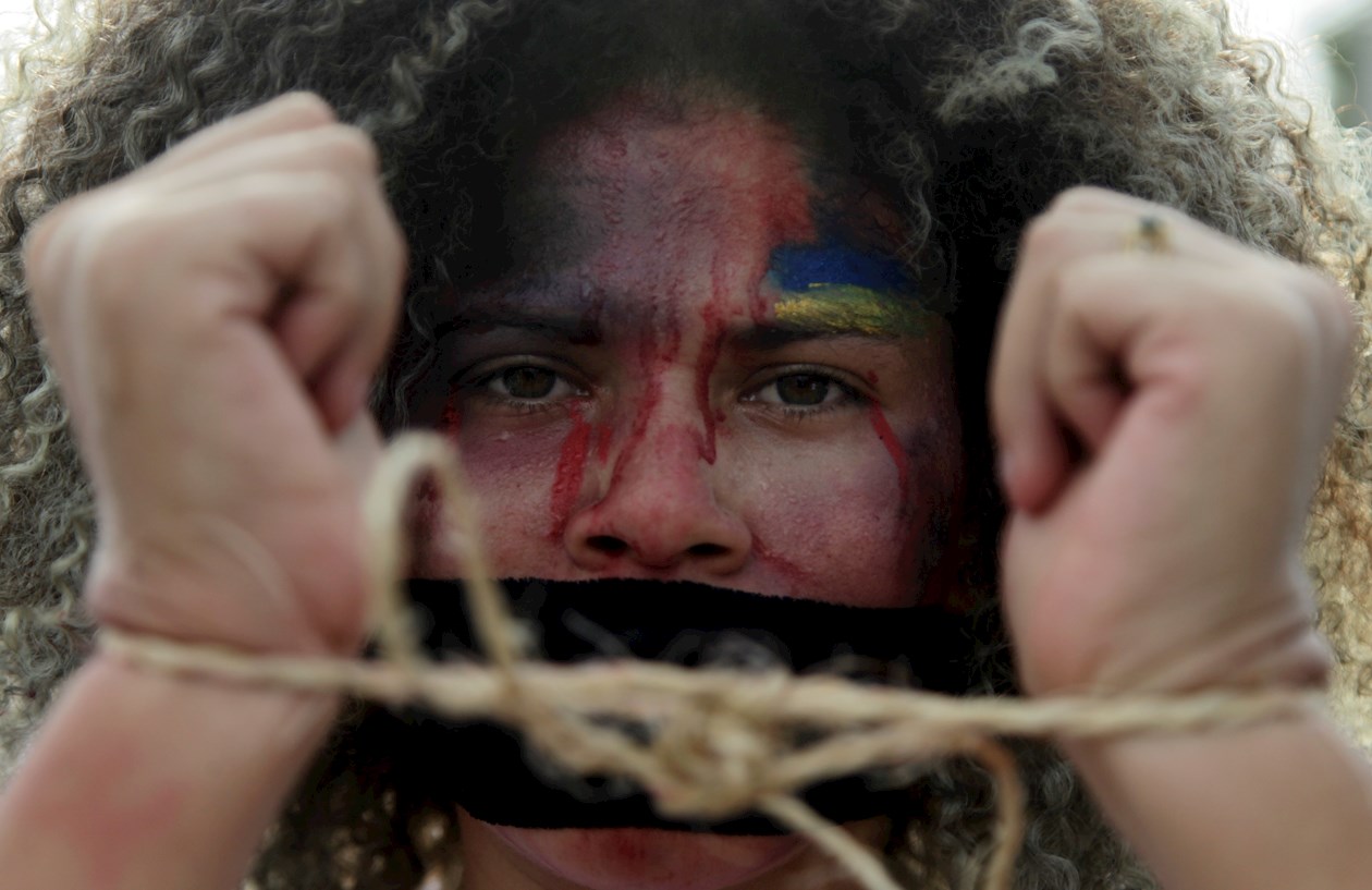 Performance de "Un violador en tu camino" en estación de Policía de Cartagena.
