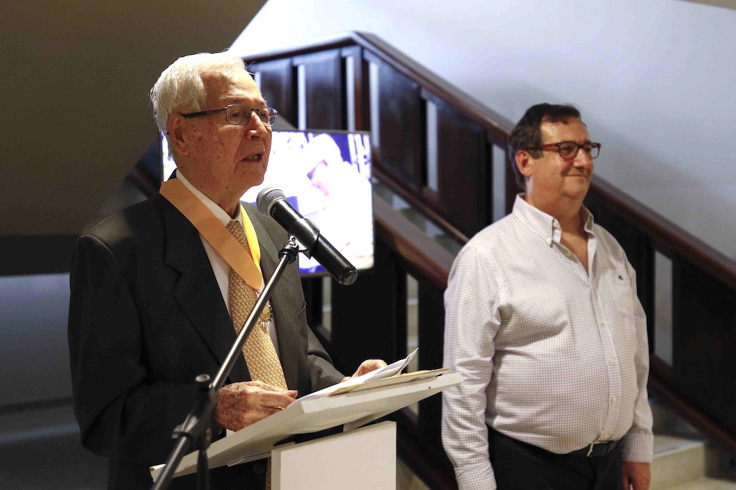 Guillermo Muñoz Penagos recibiendo el reconocimiento por parte del Rector de Uninorte Adolfo Meisel Roca.