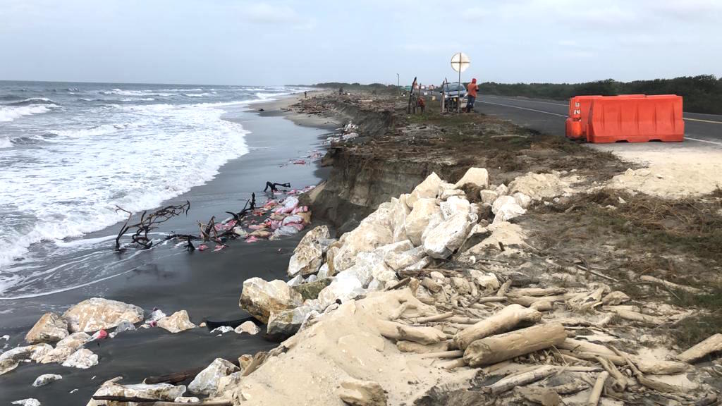 Estragos causados por el fuerte oleaje.