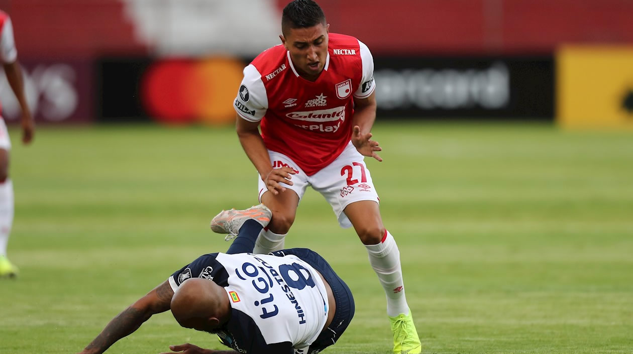 Ciro Alexander Porras de Santa Fe disputando un balón con Fredy Hinestroza.