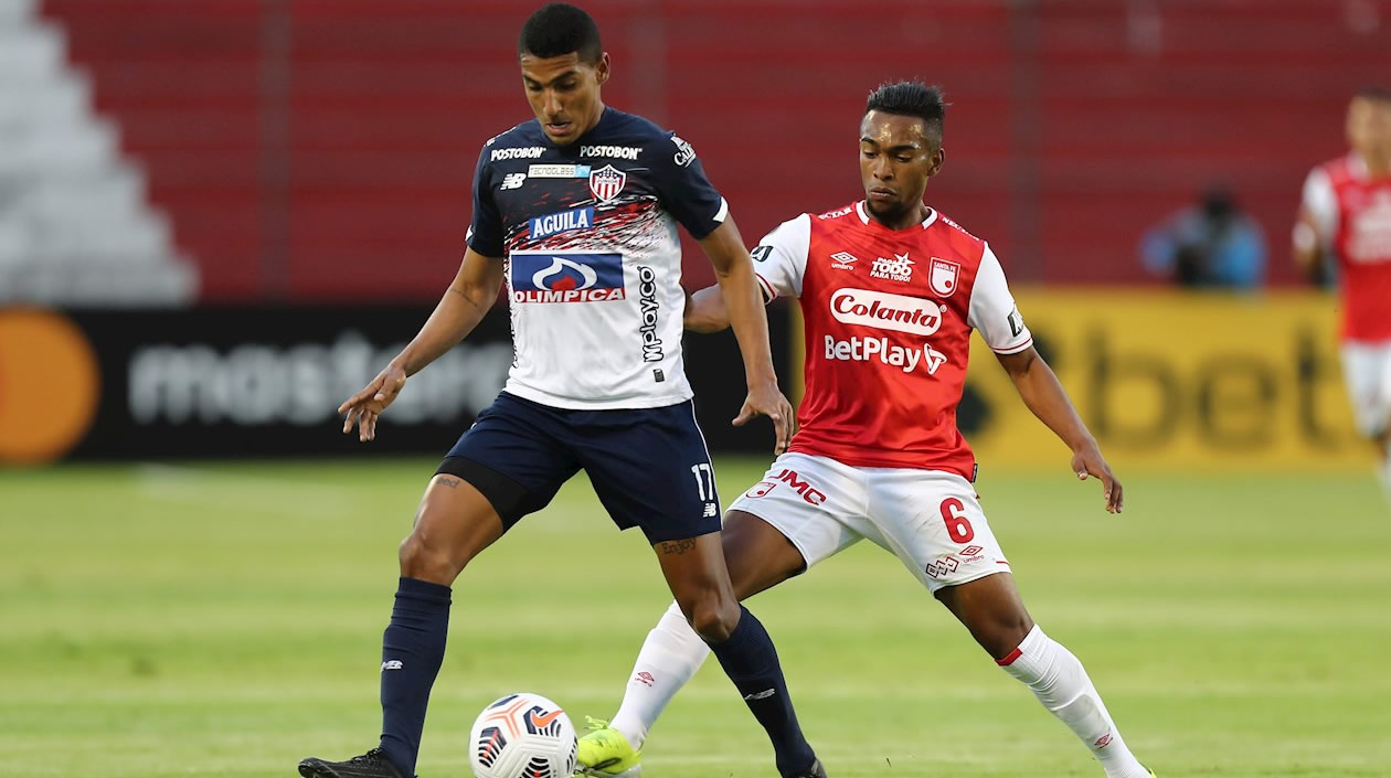 Gabriel Fuentes neutralizando la llegada de Jersson González.