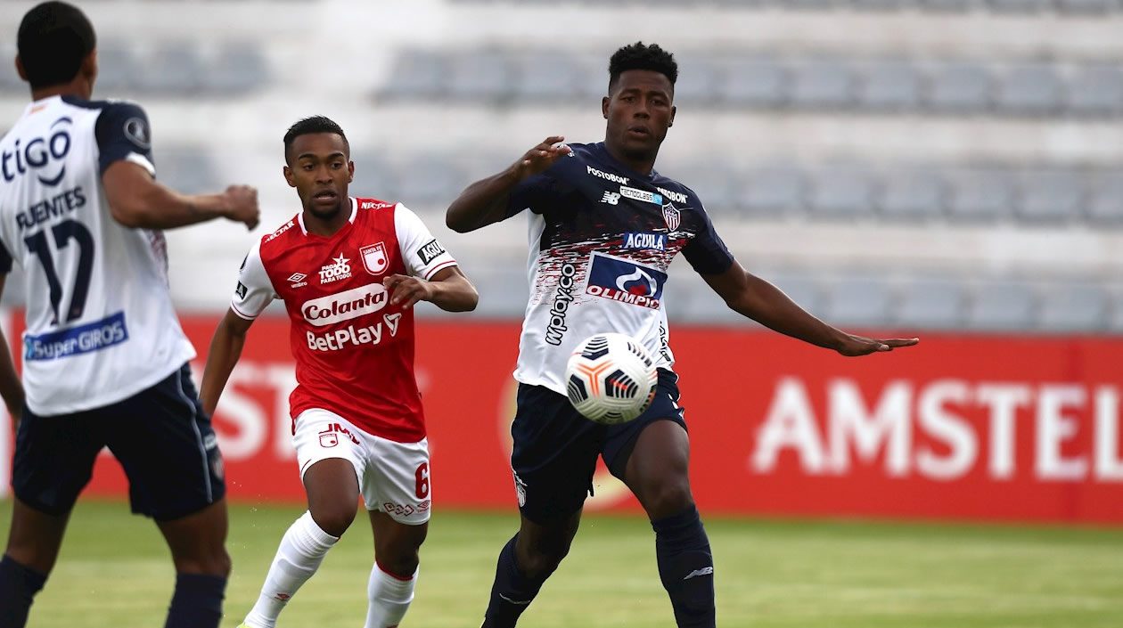 Jersson David González de Santa Fe intentando ingresar entre Dany Alejandro Rosero y Gabriel Fuentes de Junior.