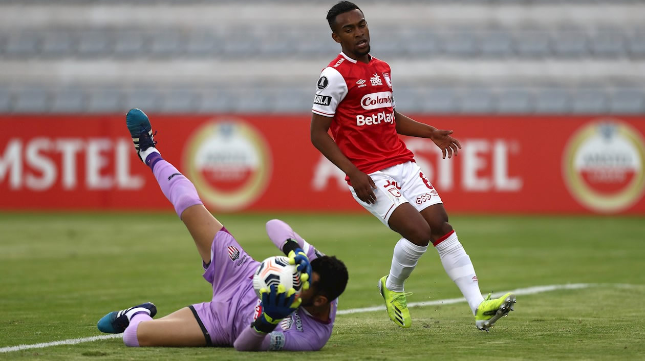 Sebastián Viera controlando un remate de los santafereños.