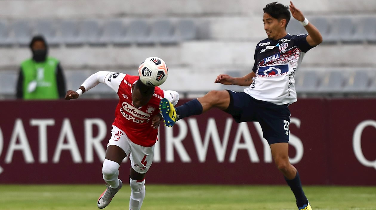 Carlos Arboleda controlando un ataque de Fabián Sambueza.