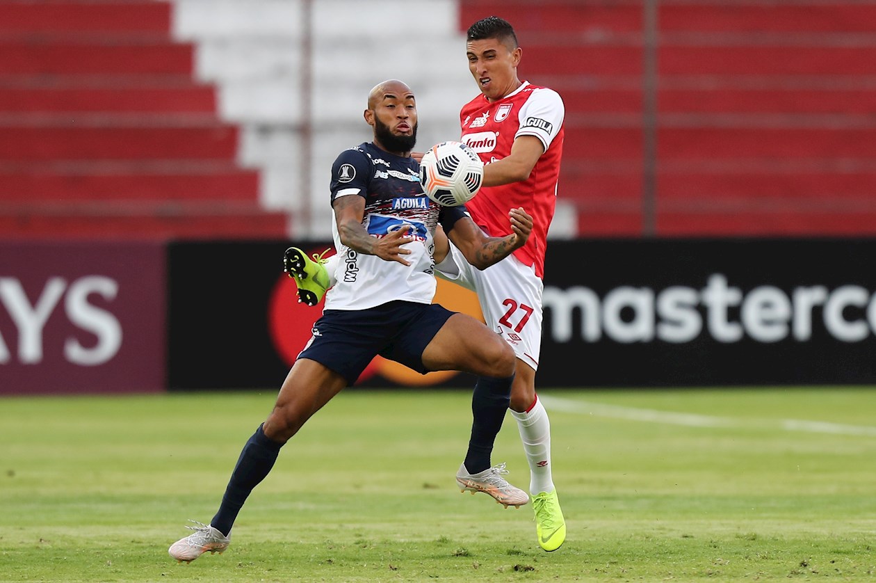 Freddy Hinestroza enfrentando la marca de Ciro Alexander Porras.