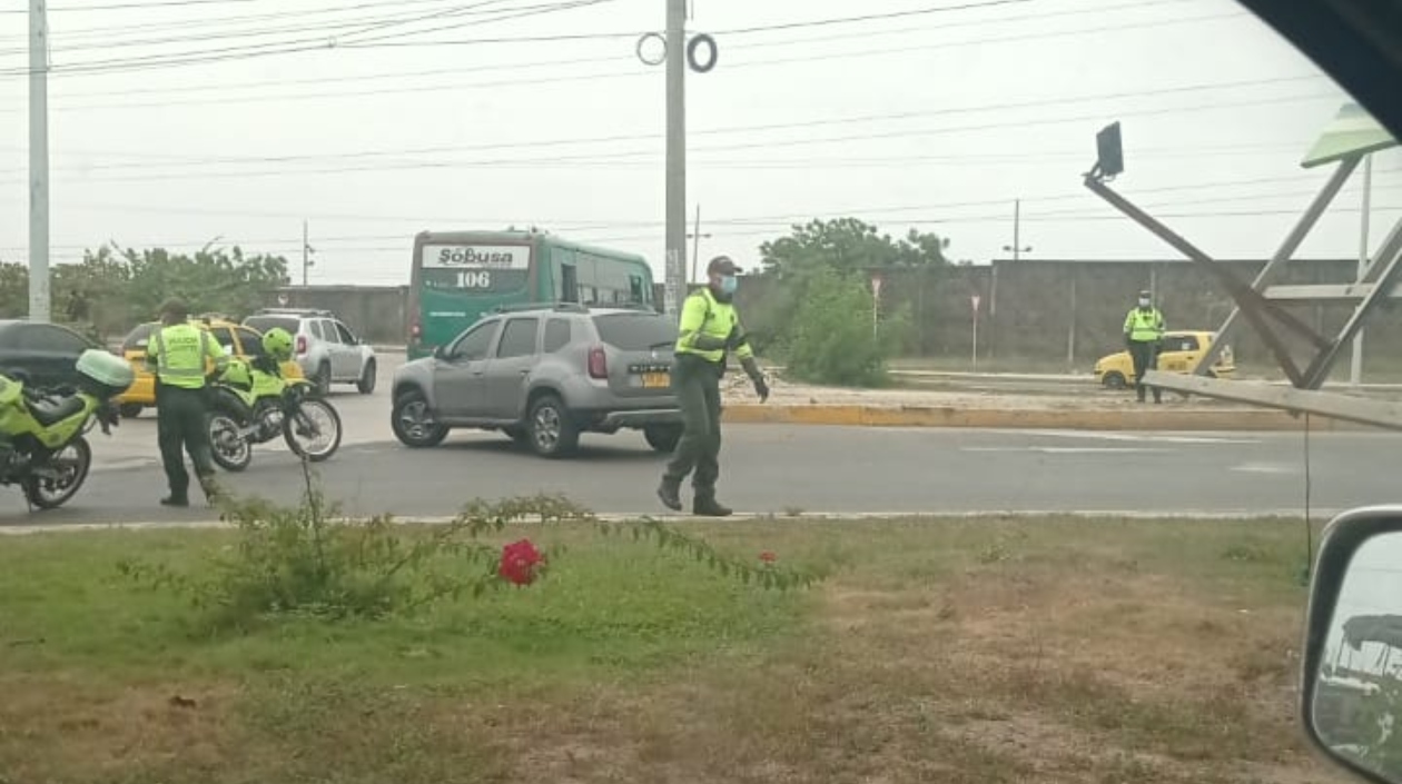 Policía de Tránsito está desviando a los vehículos que transitan por la Circunvalar.