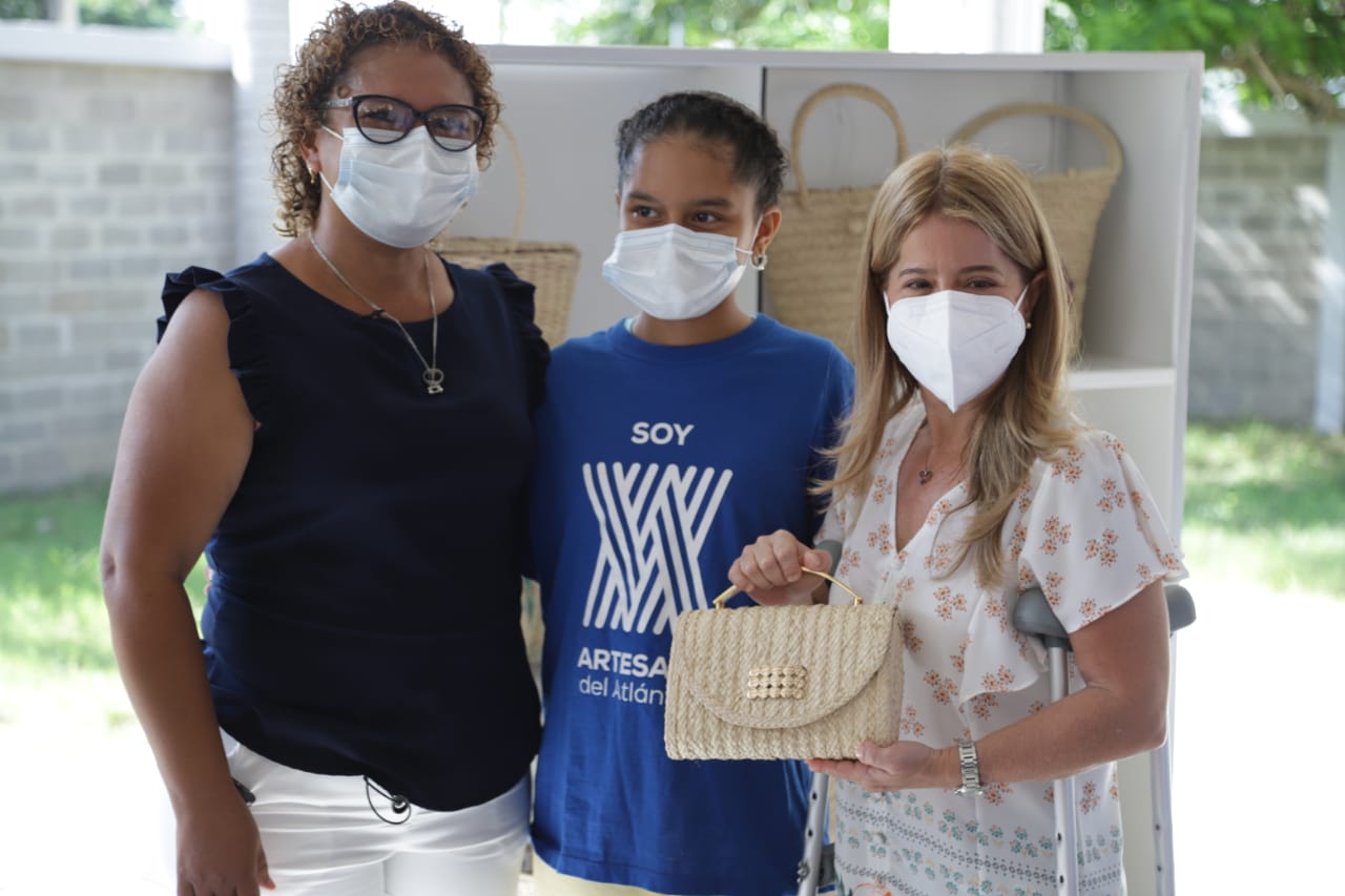 Bajo el concepto ‘Momentos de vida’, un total de 130 artesanas participaron en la elaboración de piezas, que evocan recuerdos familiares y tradiciones en torno al hogar. 