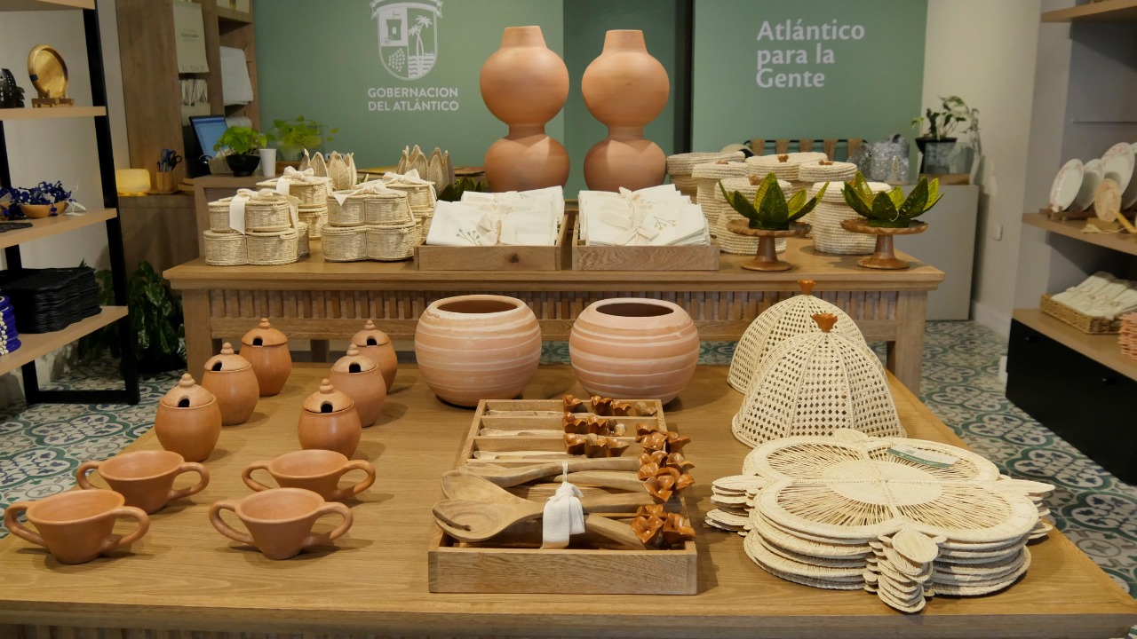 Artesanías en palma de iraca, fique, madera y barro marmolado.