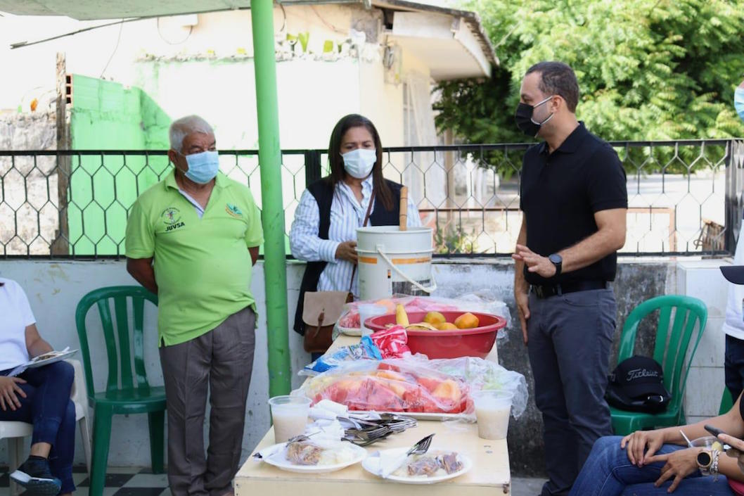 Con la gastronomía de la etnia Mokaná.