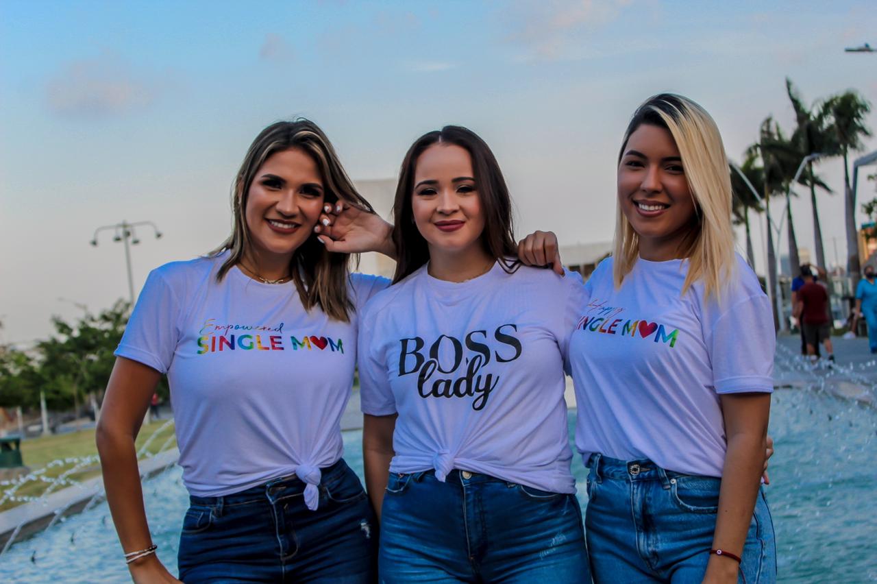 Saskia Donado, propietaria de MOM2, junto a dos de sus clientas.