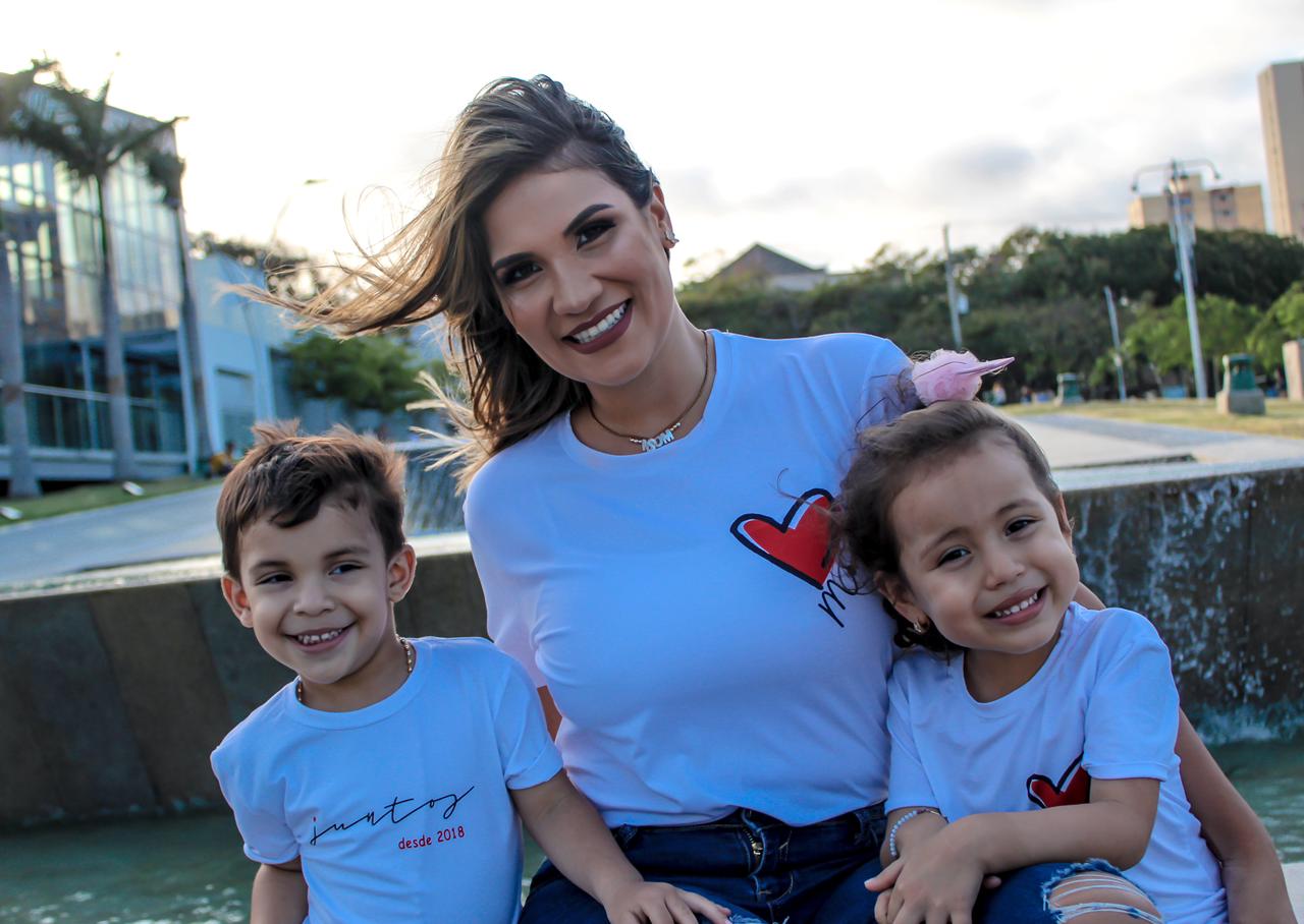 Saskia Donado, exReina del Carnaval de Soledad, junto a sus hijos Valentino y Maria Ángel.
