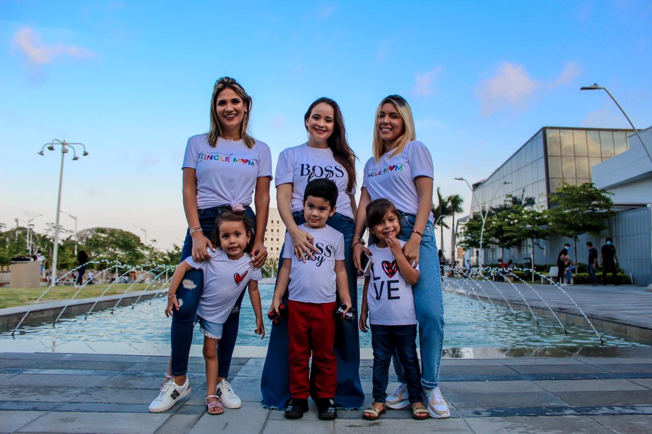 Saskia Donado, propietaria de MOM2, junto a dos de sus clientas.